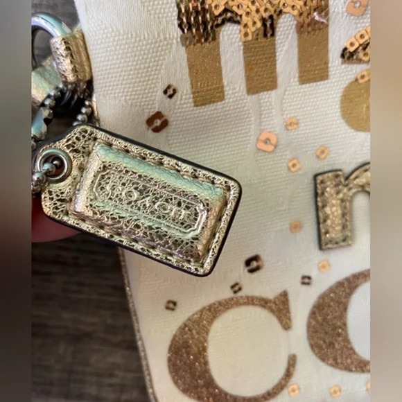 Coach Poppy “Made for Me” Wristlet – Gold Glitter - Picture 4 of 9